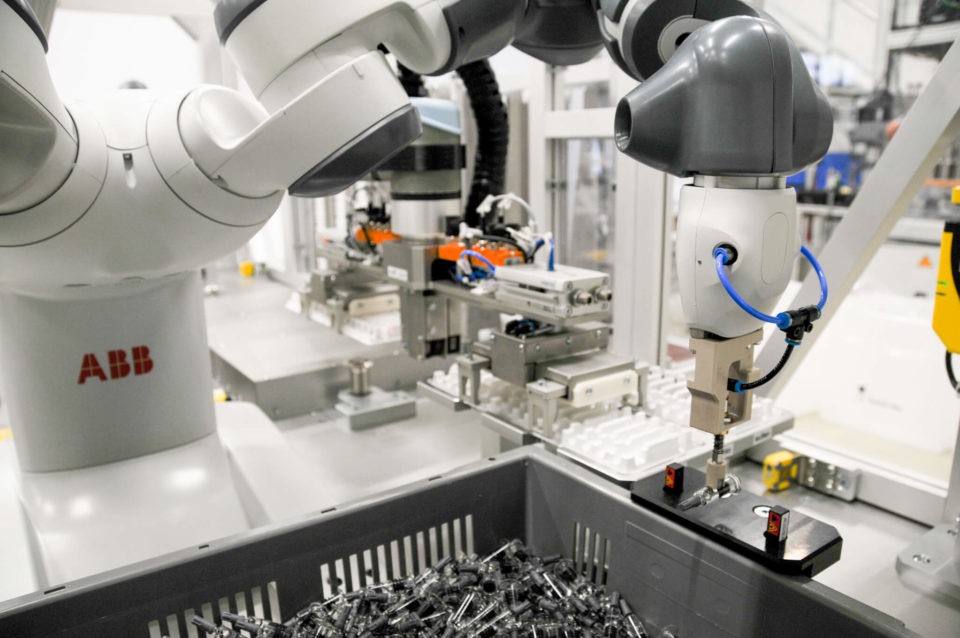 制藥行業(yè)機器人工作站